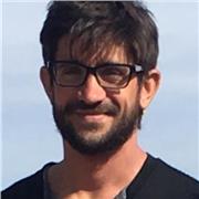 Insegnante di Economia Aziendale (Ragioneria) alle superiori, laureato in economia presso la facoltà di Modena, 40 anni